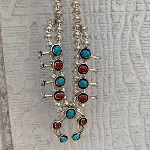 I’m selling this squash blossom and the naja measures 1.5 x 1.5in it’s signed